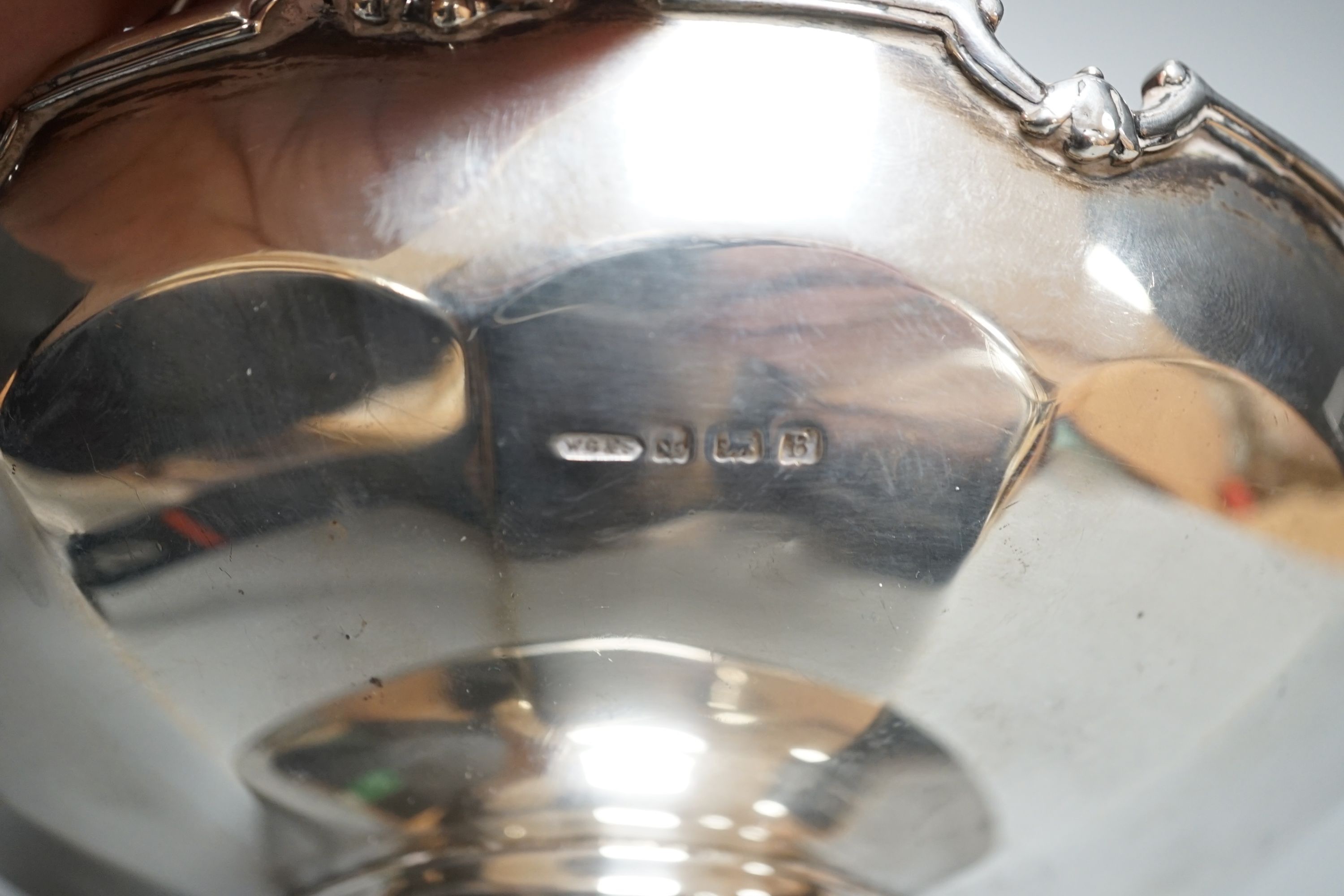 A George V silver pedestal bowl, William Greenwood & Sons, Birmingham, 1926, 19cm, 12oz.